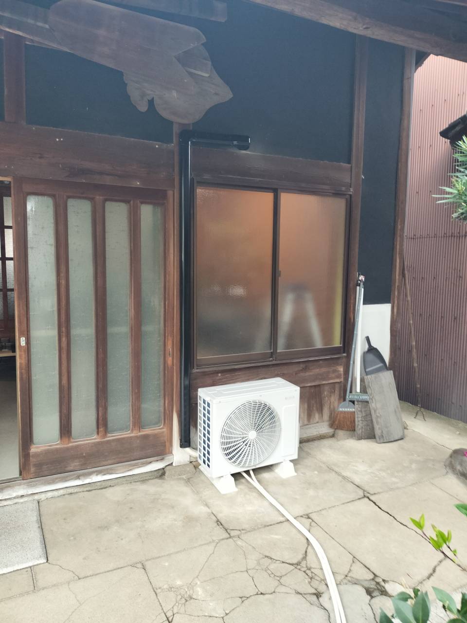 奈良県葛城市　エアコン新規工事とエアコン専用コンセント工事　