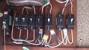 奈良でむき出しのブレーカーは危険！安全・安心な分電盤交換工事は　マスキ電気設備で